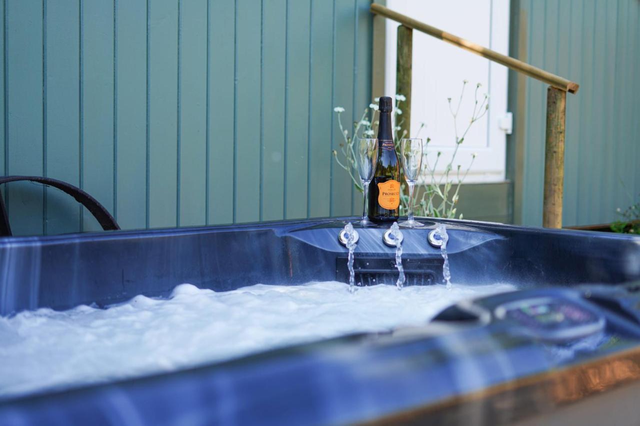 The Laburnum Retreat Shepherd Hut Private Hot Tub Upper Hulme Экстерьер фото